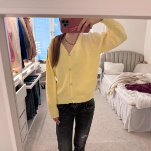 Gul kofta med knappar - Säljer en söt gul kofta med knappar framtill. OBS vek ner dem 2 första knapparna längst upp!!💞💞💞 