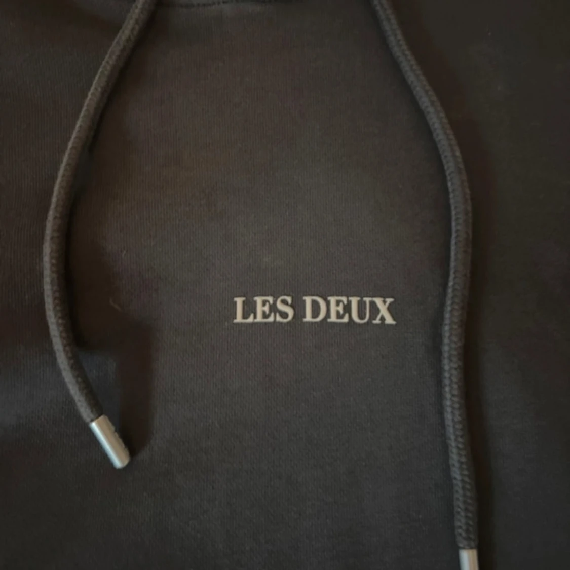 Svart hoodie från Les Deux - 1