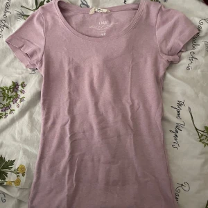 Ljusrosa lång t-shirt  - Säljer en ljusrosa t-shirt, den är lite lång men snygg 🩷