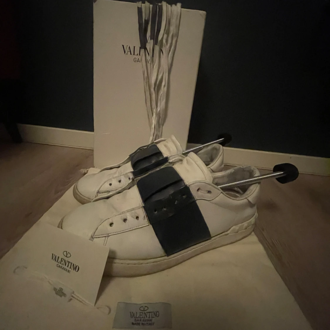 Valentino open i vitt och blått