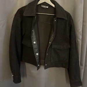 Svart jacka från Vero Moda - Snygg svart jacka från Vero Moda i en stilren design. Jackan har långa ärmar och praktiska fickor framtill. Perfekt för en cool och avslappnad look.