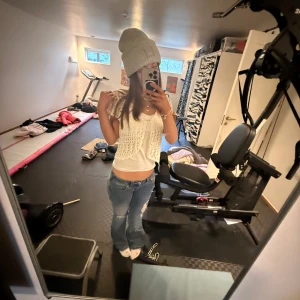 Vit gullig kofta - Snygg vit gullig kofta med snygg design. Perfekt för kyliga dagar och ger en avslappnad stil. Koftan har en normal passform och är ett stilrent tillskott till din garderob.