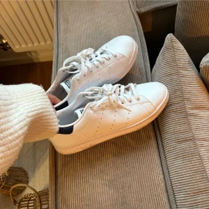 Stan Smith sneakers  - Säljer dessa stan Smith då jag aldrig fått användning av dem! Köpta på adidas för 1249kr. Använt endast en gång, så i princip helt nya!! Passar 39/40,5 💕