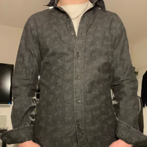  Ralph Lauren Skjorta - En stilren Mönstrad Ralph Lauren skjorta i sjukt bra kvalitet🤝 Storlek S och passar mig som är 182cm perfekt✅ hör av dig vid frågor:)