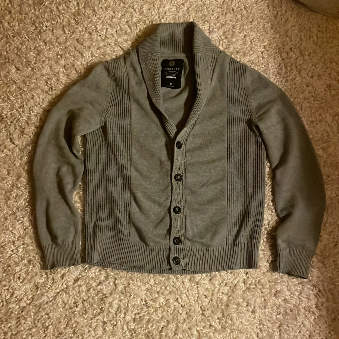 Grå kofta med knappar - 1