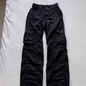 Svarta cargobyxor från Gina Tricot  - Snygga svarta cargobyxor från Gina Tricot. Säljer dessa byxor då de inte har kommit till användning. Använt endast en gång! 💗