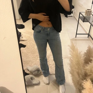 Blå bootcut jeans - Snygga blå bootcut jeans från lager 157. De är modellen low boot, short length. 