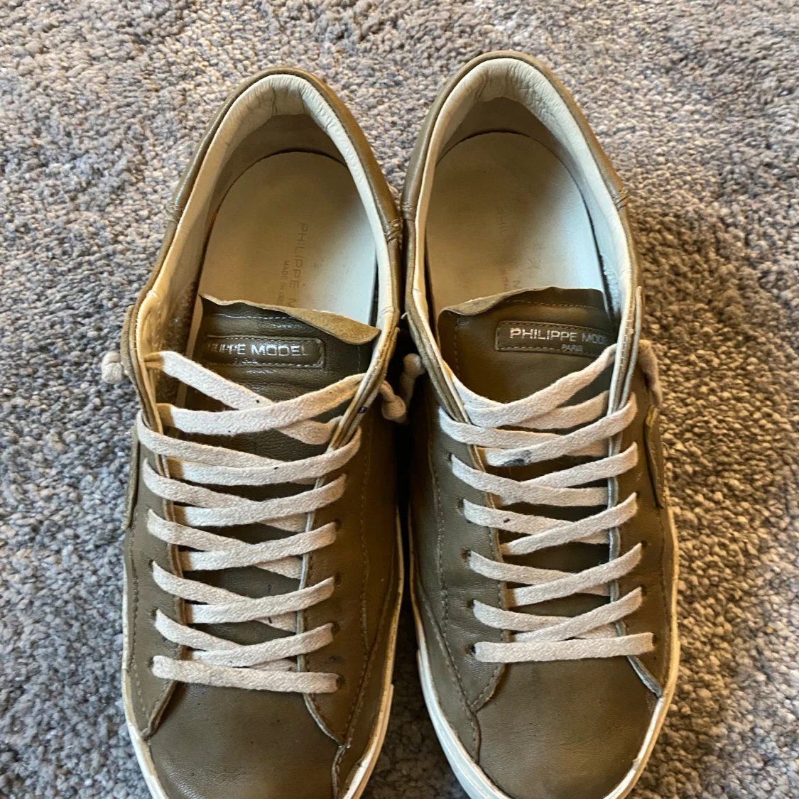 Olivgrön sneakers med snörning kvitto finns! - 3