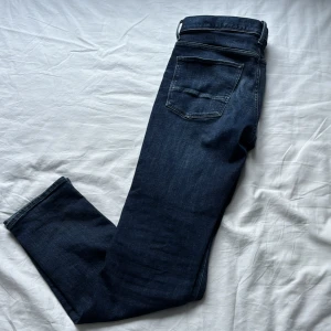 Mörkblå jeans från Tommy Hilfiger - Snygga mörkblå jeans från Tommy Hilfiger i modellen Layton Stretch Extra Slim Fit. Perfekta för en stilren look. Pris kan diskuteras 