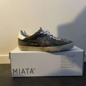  Premiata Skor - Säljer dessa riktigt snygga Premiata skor i storlek 40. Skorna är i bra skick och har inga stora defekter. Med skorna medföljer box och även kvitto från Premiata. Skorna ligger i nypris på ca 3000 kr. Bara skriva om nu har några funderingar😀.