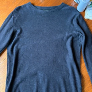 Jack & Jones tröja - Mörkblå Jack & Jones tröja. Stilren och skön. 