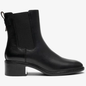 Svarta chelsea boots från Clou  - Pretty black boots with medium high heels, bought from Din Sko. Size is 37 but it fits 37.5 - 38. Used only a few times. Bought for SEK 500. Discount can be offered 🖤
