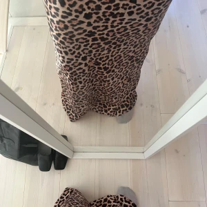 Missguided leopard långkjol - Säljer nu denna leopard färgade kjolen från Missguided. Den är sann i storleken (s) och även bra i längden. Säljer då jag inte fått så mycket andvändning av den på senast. ❤️ skriv för minsta frågor eller funderingar 🥰