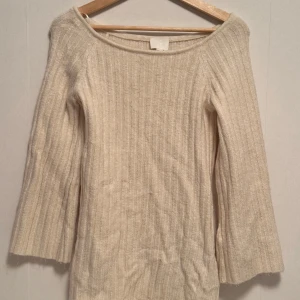 Beige ribbad klänning från H&M - Säljer en stilren beige ribbad klänning från H&M. Klänningen har långa ärmar och en mjuk, bekväm passform. Perfekt för kyligare dagar och lätt att matcha med olika outfits. Ett måste i garderoben för den som gillar enkel och tidlös stil. Pris kan diskuteras knappt använd. 