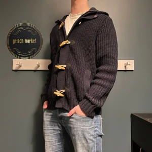 Kofta med knappar  - En fet kofta i grymt skick, finns inga fel eller defekter, skick 9,6/10 | size L men  den sitter lite mindre, passar perfekt på mig som är 181cm, mått kan fås i DM | kom gärna med frågor och funderingar! |