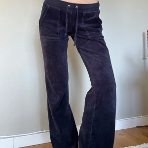 Juicy byxor - Juicy byxor i mörkblå färg🌺 Lite slitage på baksidan av benen längst ner (de sista bild)