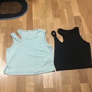 Två ribbade linnen från Shein - Säljer två snygga ribbade linnen från Shein. Ett i ljusgrönt och ett i svart. Perfekta för en avslappnad stil. Båda är ärmlösa och har en bekväm passform.