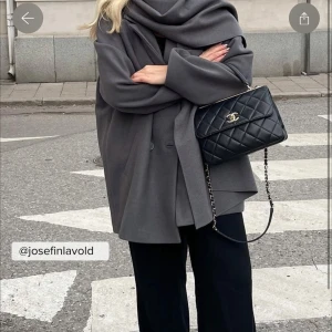 Grå kappa från NA-KD - Snygg grå kappa från NA-KD, bra skcika och helt slutsåld nypris 900