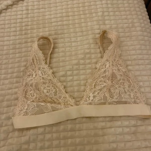 Spetsbh  - Söt spetsbh som är sparsamt använd