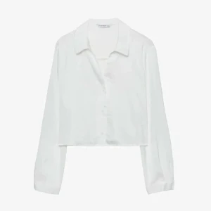 Vit croppad skjorta - Snygg vit croppad skjorta med långa ärmar och knappar framtill. Perfekt för en stilren look. Passar bra till både jeans och kjol.  Aldrig använt ,  prislapp  kvar !!! 