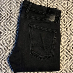 REPLAY ANBASS JEANS - Tjena! Säljer nu ett par tvär feta Replay jeans! | Skick 9/10 Mycket bra! | Nypris ca 1800kr | Mitt pris 399kr | Kom gärna pm vid frågor eller funderingar | Postas eller möts upp i Gävle!