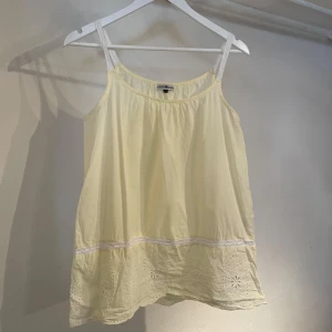 Gulligt linne  - Gulligt linne från Kappahl. Storlek 36/38. 100% bomull. Jättefint skick! 