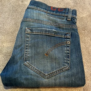 Blå jeans från Dondup - Skick: 8/10, lappen är trasig men det är på insidan - Storlek: 32 - Längd:100cm Midja:41cm ben:16cm - Nypris: 2500kr+