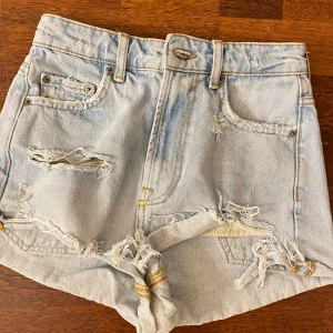 Ljusblåa jeans shorts  - Jättesnygga jeans shorts som är perfekta till sommaren som ej har använts💕
