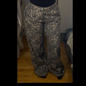 Camo jeans  - Camouflerade jeans som passar bra till allt!! Pris kan alltid diskuteras! 🥰
