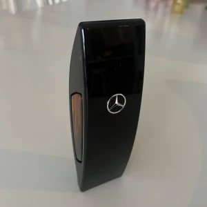 Mercedes-Benz club black - Mercedes-Benz club black, 97/98 ml kvar endast testad två gånger. Nypris ca 550-600kr riktigt bra doft för kallare väder som håller länge.
