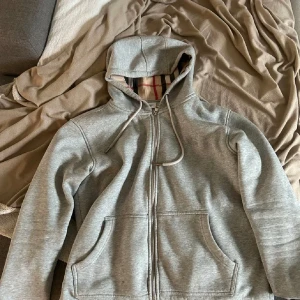 Burberry hoodie  - Pris kan diskuteras kom DM vid frågor, kan mötas upp 