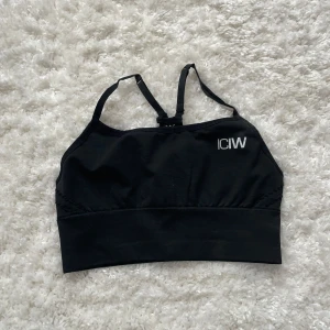 Svart sporttopp från ICANIWILL stl XS - Snygg svart sporttopp från ICANIWILL stl XS med justerbara axelband och ribbade detaljer. Inlägg medföljer ej, köparen betalar frakt☺️
