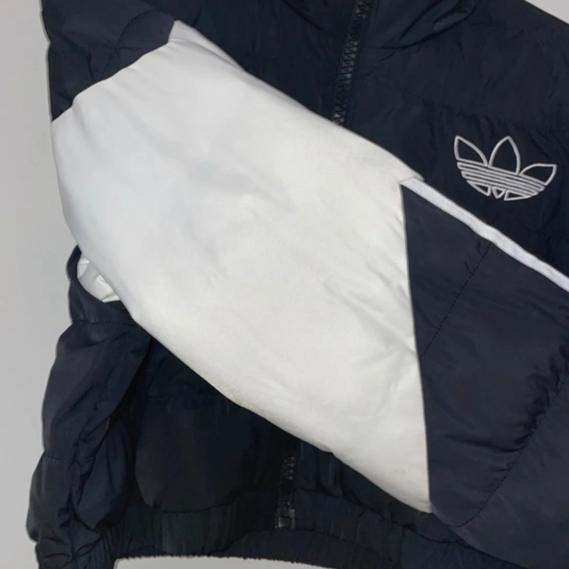 Svart och vit pufferjacka från Adidas - 3