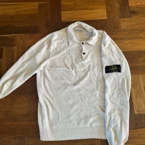 Vit pikétröja från Stone Island - Säljer en vit stone island tröja i storlek L. Har ägt tröja i två år men de senaste året har den bara legat i garderoben. Den är dock använd och har blivit tvättad en del gånger, fortfarande fint skick dock. Köpt i stone island butiken i Stockholm. Nypris: 3800kr 