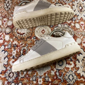 Valentino Open skor - Hej! Säljer nu mina skor från märket Valentino , storlek 37, bra skick. Givetvis äkta, Tveka inte på att höra av dig om du har frågor eller funderingar kring skorna!