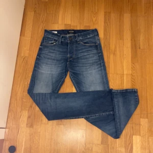 Jack&Jones jeans  - Snygg blåa jacknjones jeans, nästan aldrig använda, helt ny skick!                                                          Nypris är runt 1299kr, men mitt är endast 249kr.                    Storlek 29/32 men passar 30/33!