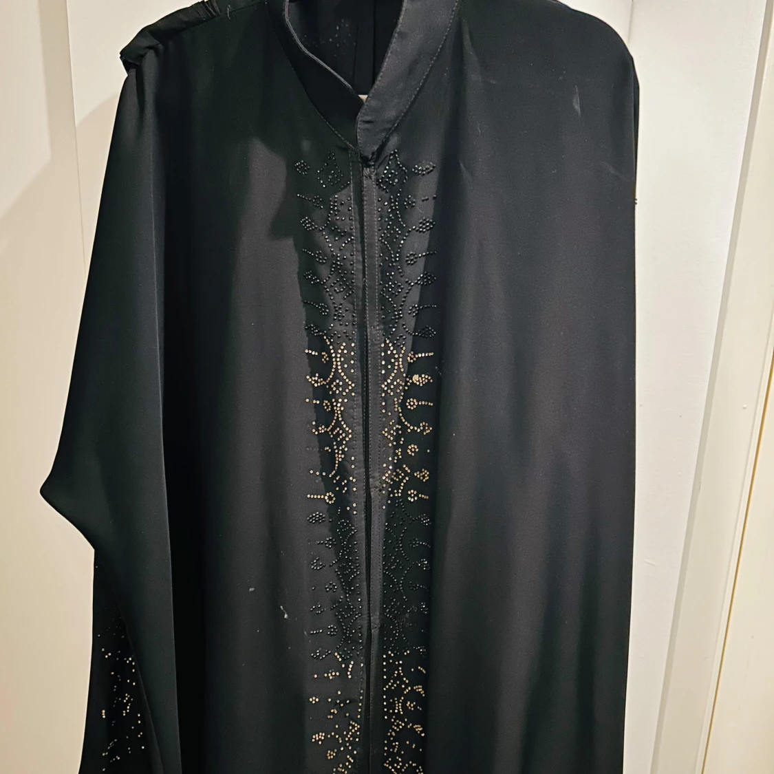 Svart långklänning/ Abaya med broderade detaljer - 3