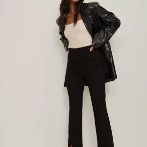 Svart glittrig kappa - Snygg svart glittrig kappa som ger en cool och trendig look. Perfekt för att sticka ut i mängden. Den har en klassisk passform och långa ärmar. Skriv för att se de byxor jag säljer. 