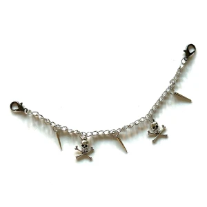 Silverfärgat accessoarsmycke - Silverfärgat accessoarsmycke med hängande dödskallar och spikes ☠️💫Perfekt att hänga på väskan, jackan, byxorna eller kanske på bältet för en cool touch på din look 🖤