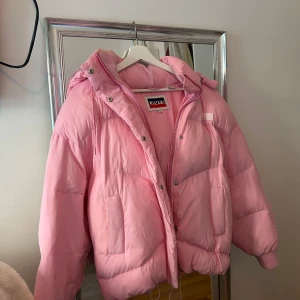 Vinterjacka  - Rosa dunjacka från Levis, använt fåtal gånger och är som ny fortfarande!💗nypris 2500kr