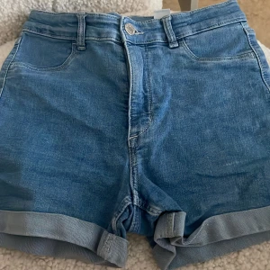 Shorts - Jätte fina. Dom är lite högre i midjan o benen kan man vrida uppåt om man vill att dom ska va kortare.