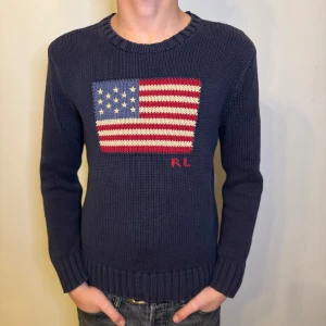 Ralph Lauren exklusiv USA flagga stickad tröja, the iconic flag - Tvärfet Ralph Lauren ”the iconic flag” stickad tröja | skick 9/10 | storlek 14-16/L i barnstorlek, motsvarar XS-S i vuxenstorlek, modellen på bilderna är 168cm | mått på tröjan: 40cm axelbredd, 58cm full längd, 55cm ärmlängd | skriv för fler bilder eller om du har någon fundering //HLselling