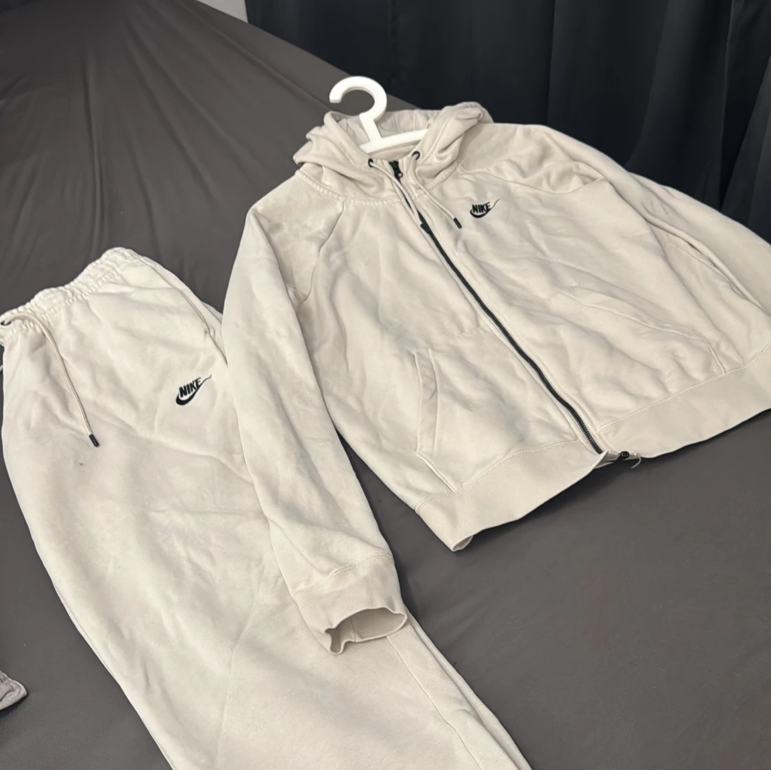 Grå hoodie och byxor från Nike - 1