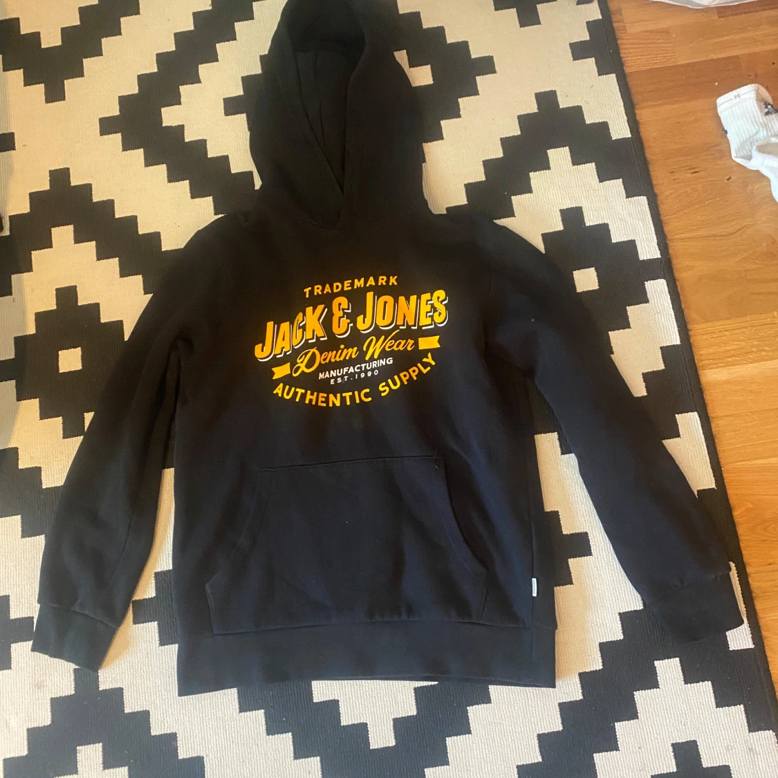 Svart hoodie från Jack & Jones - 1