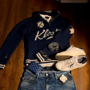 Stickad kofta från Hackett London - Intressekoll på denna tröja från Hackett London. Sällsynt modell. Perfekt för vintern jätte varm å skön. Ge gärna ett vettigt bud