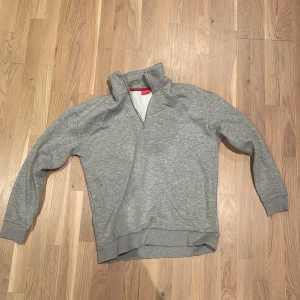 Quarter zip från RYVLS - Säljer en grå quarter zip från RYVLS. Den är tillverkad i ett mjukt material som känns skönt mot huden. Skicket är 7/10 den är använd sparsammast. Den är köpt på kidsbrandstore. Pris kan diskuteras, OBS den är lite stor i storleken!