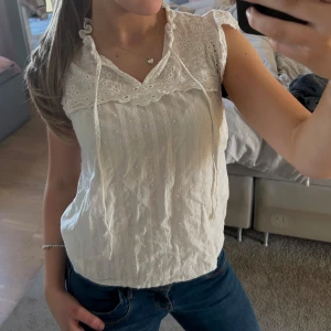 Vit ärmlös blus med spetsdetaljer - Charmig vit blus med spetsdetaljer💕