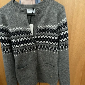 Varm grå kofta från Holly & Whyte (Åhlens) - Fin grå kofta från Åhléns , Bra kvalite helt oanvänd 🩷 