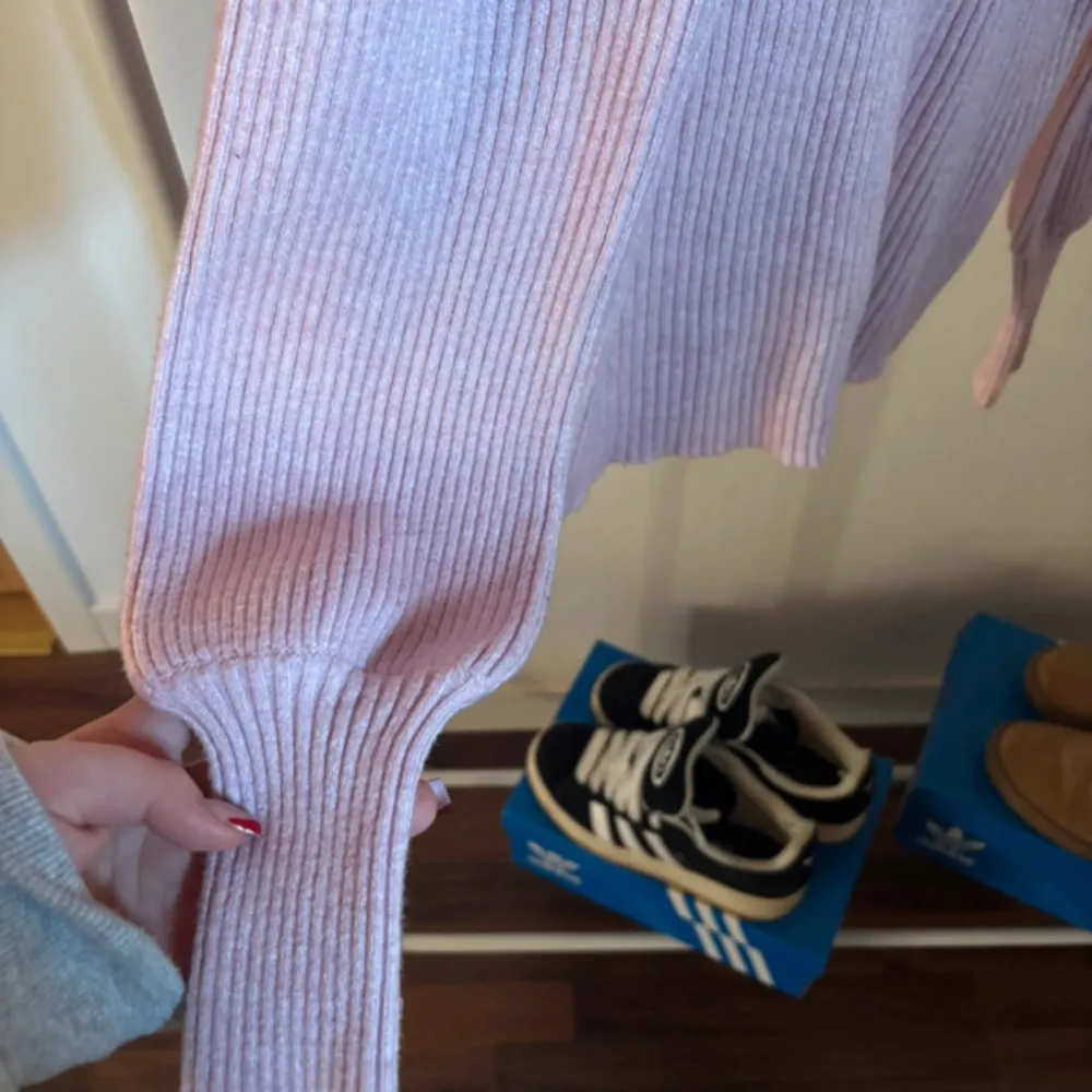 Säljer en superfin rosa ribbad tröja med långa ärmar. Perfekt för kyliga dagar och ger en mysig känsla. Den har en medelhög krage som håller dig varm och stilsäker. Passar perfekt till både jeans och kjol! Använd 2–3 gånger så i fint skick . Neuletakit & Villapaidat.