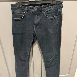 Blå jeans från Hugo Boss - Blåa boss jeans till herr. Säljer pågrund av att det är små. Storlek: 33/32 knappast använda är som helt nya